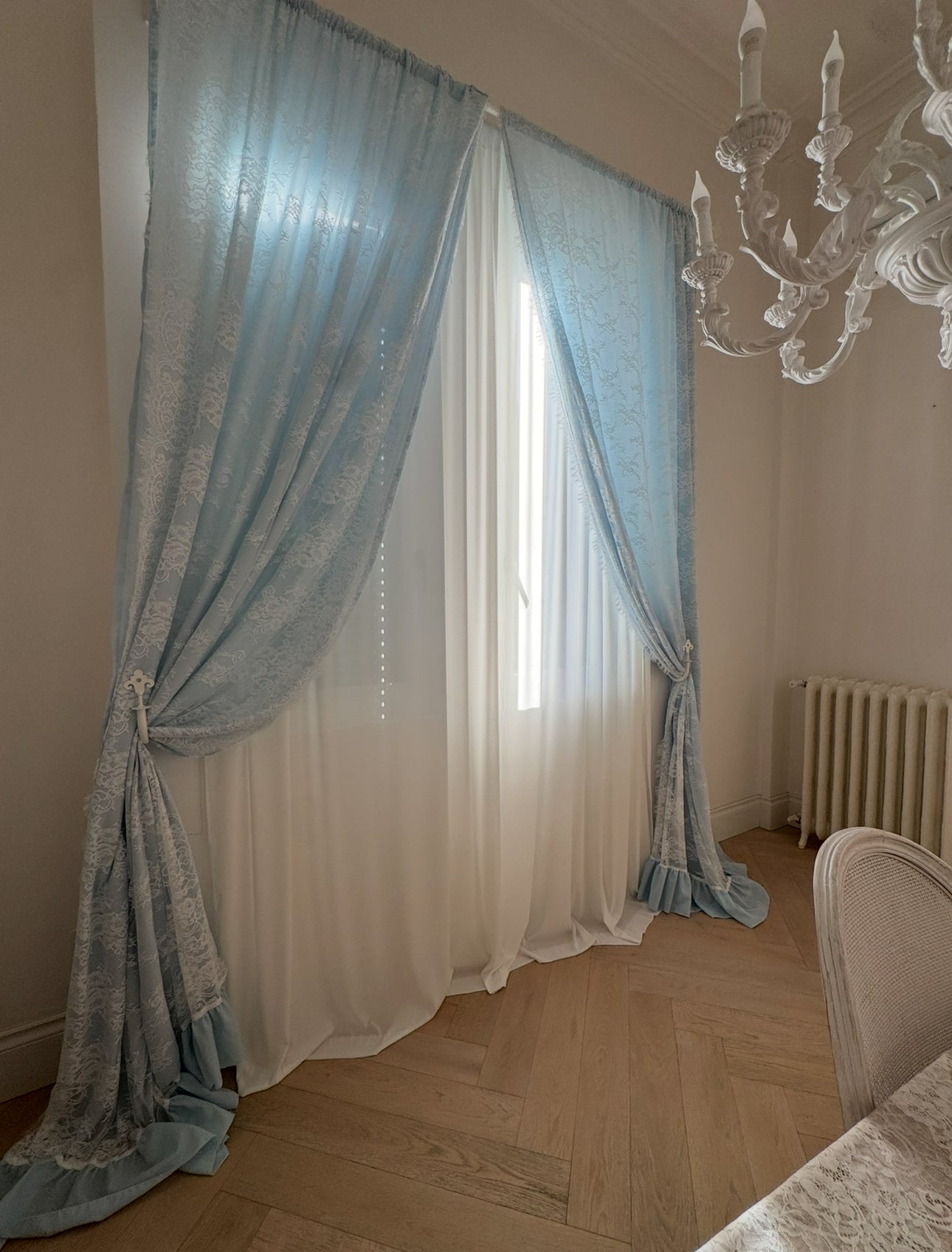 Tenda a due calate sovrapposte in misto lino e pizzo – colore azzurro