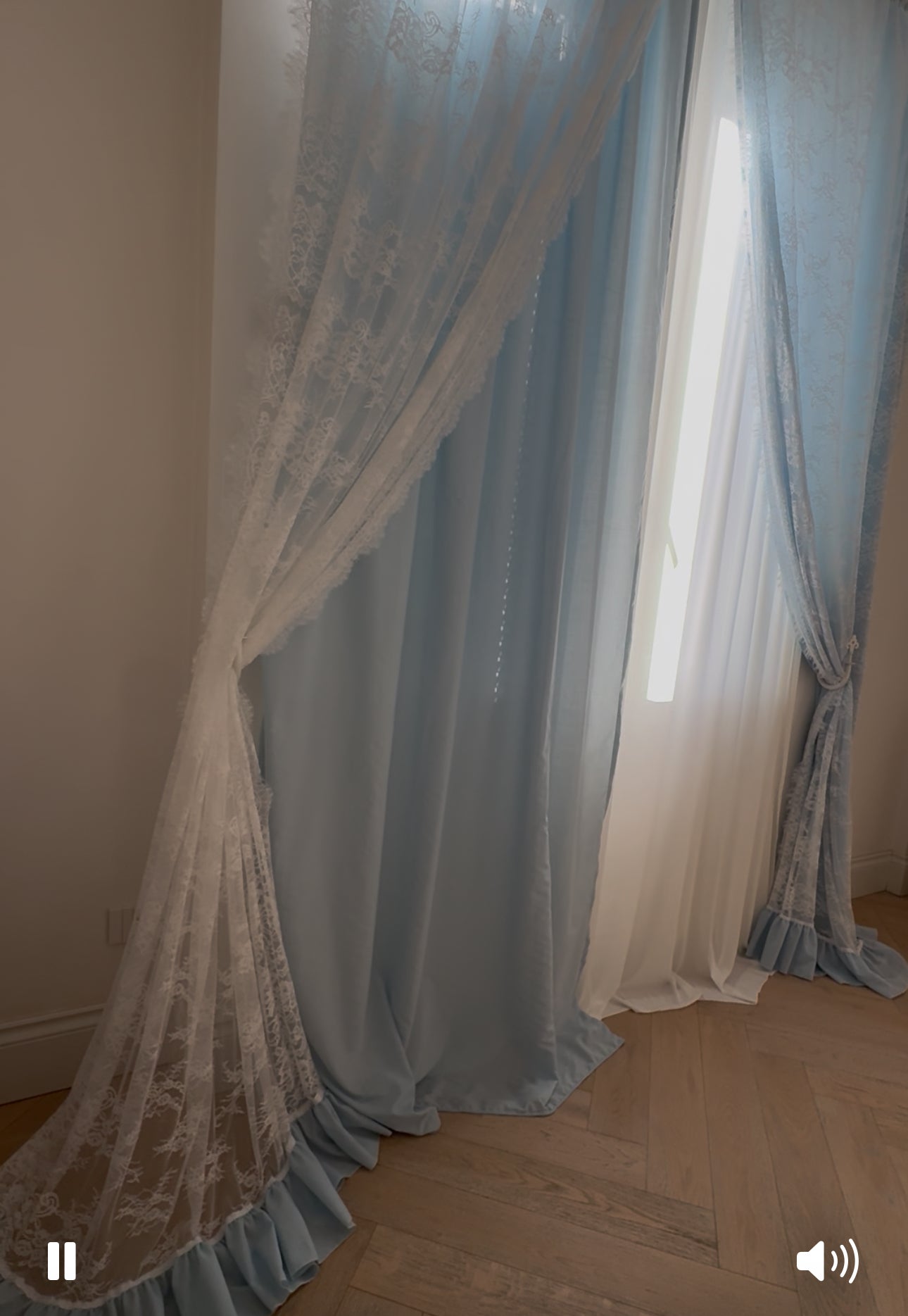 Tenda a due calate sovrapposte in misto lino e pizzo – colore azzurro