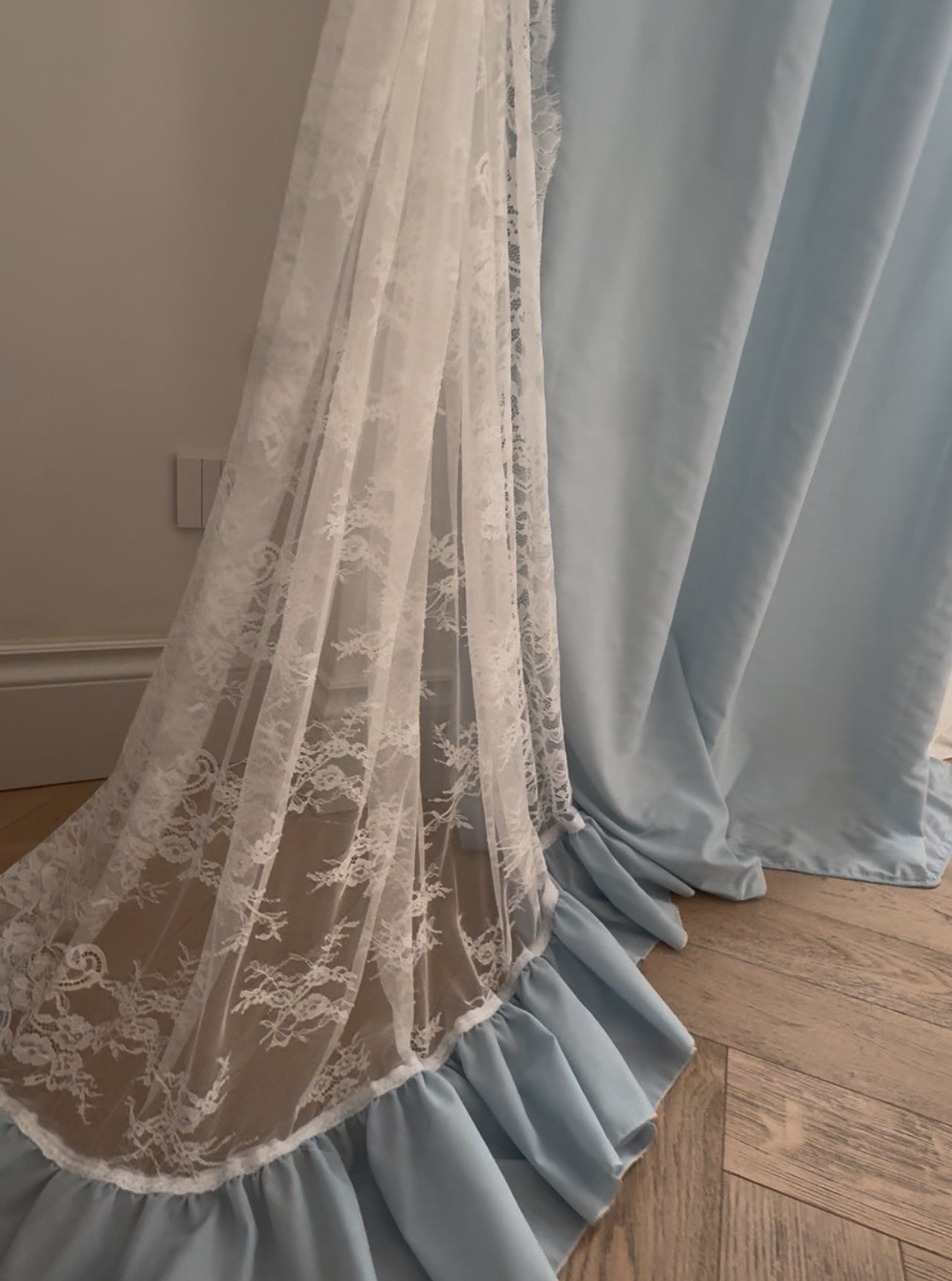 Tenda a due calate sovrapposte in misto lino e pizzo – colore azzurro