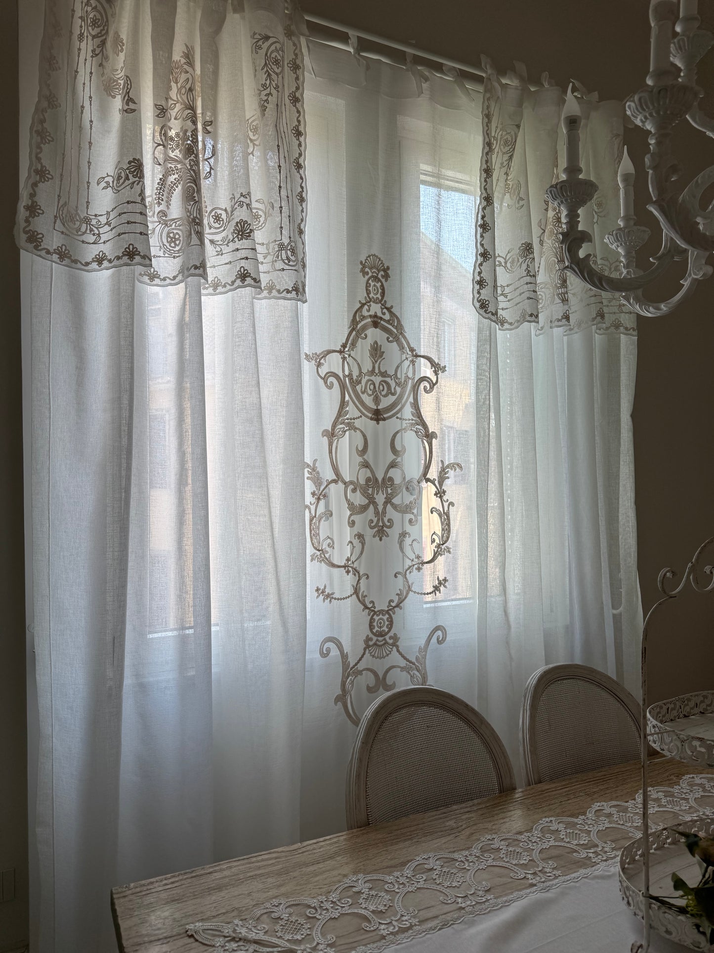 ⸻
Tenda Tablò in Misto Lino – Eleganza Naturale e Stile Contemporaneo