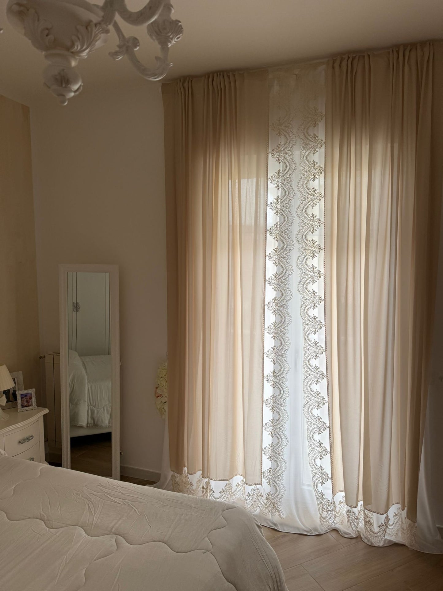 Tenda in Georgette con pizzo Taupe’