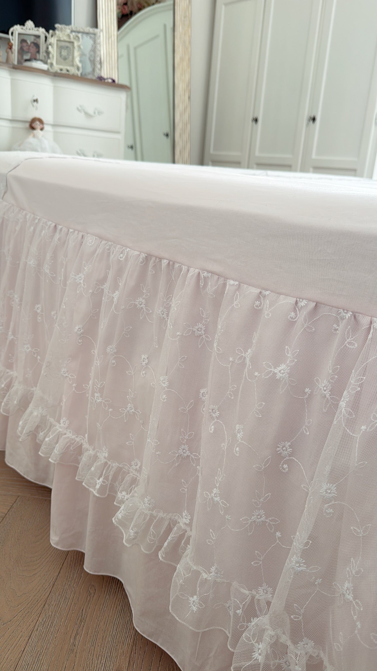 Copriletto in cotone rosa e pizzo