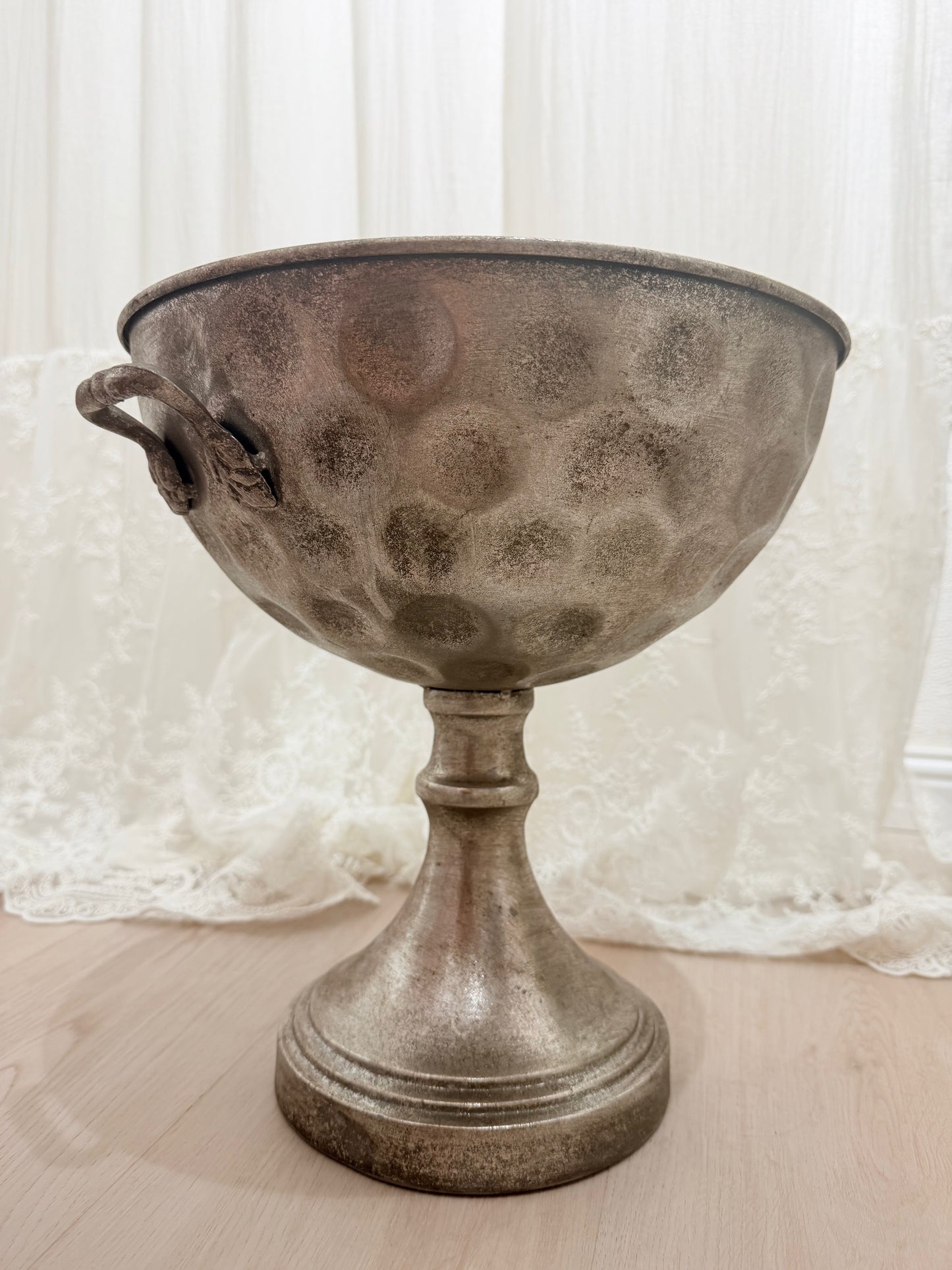 Vaso con manici martellato argento