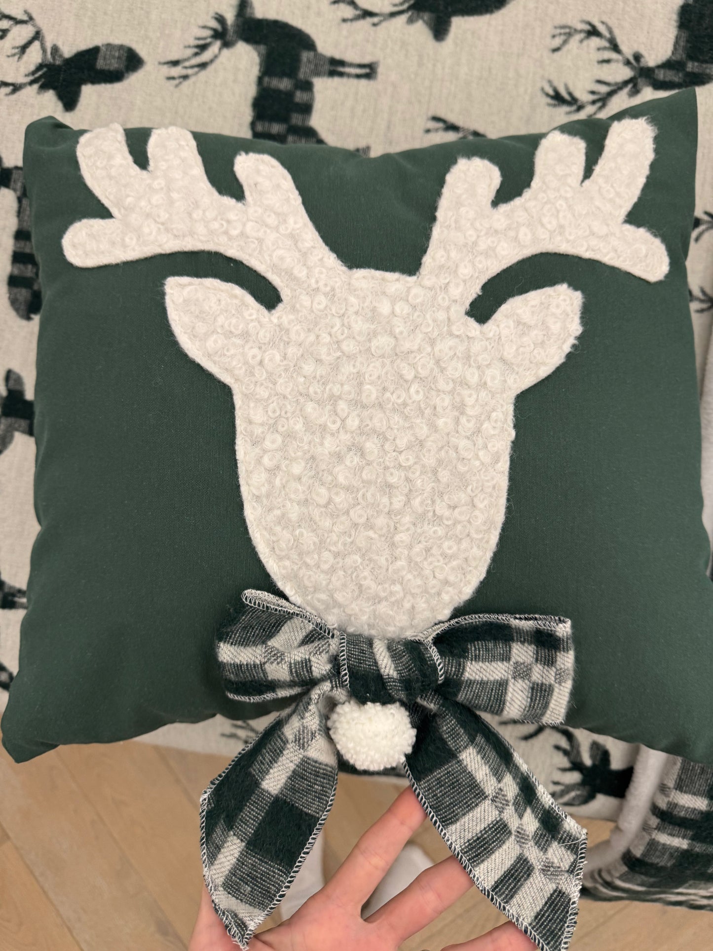 Cuscino decorativo con renna in rilievo