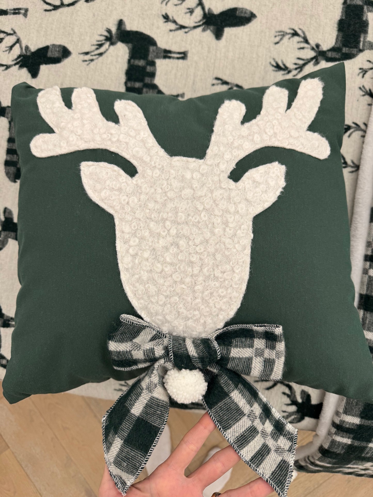 Cuscino decorativo con renna in rilievo