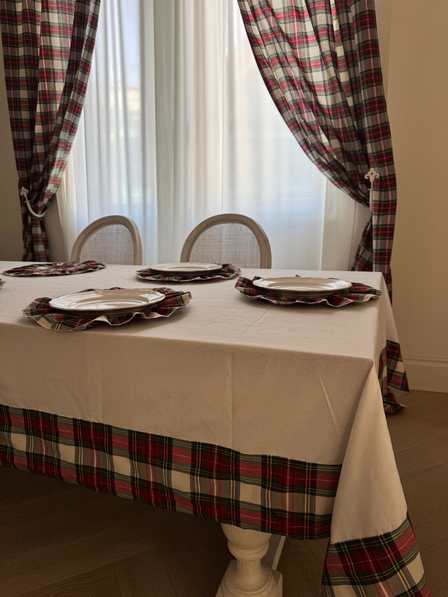 Tovaglia Natalizia Bianca – 100% Cotone Made in Italy con Fascia in Tessuto Scozzese (12 posti – 280×180 cm)