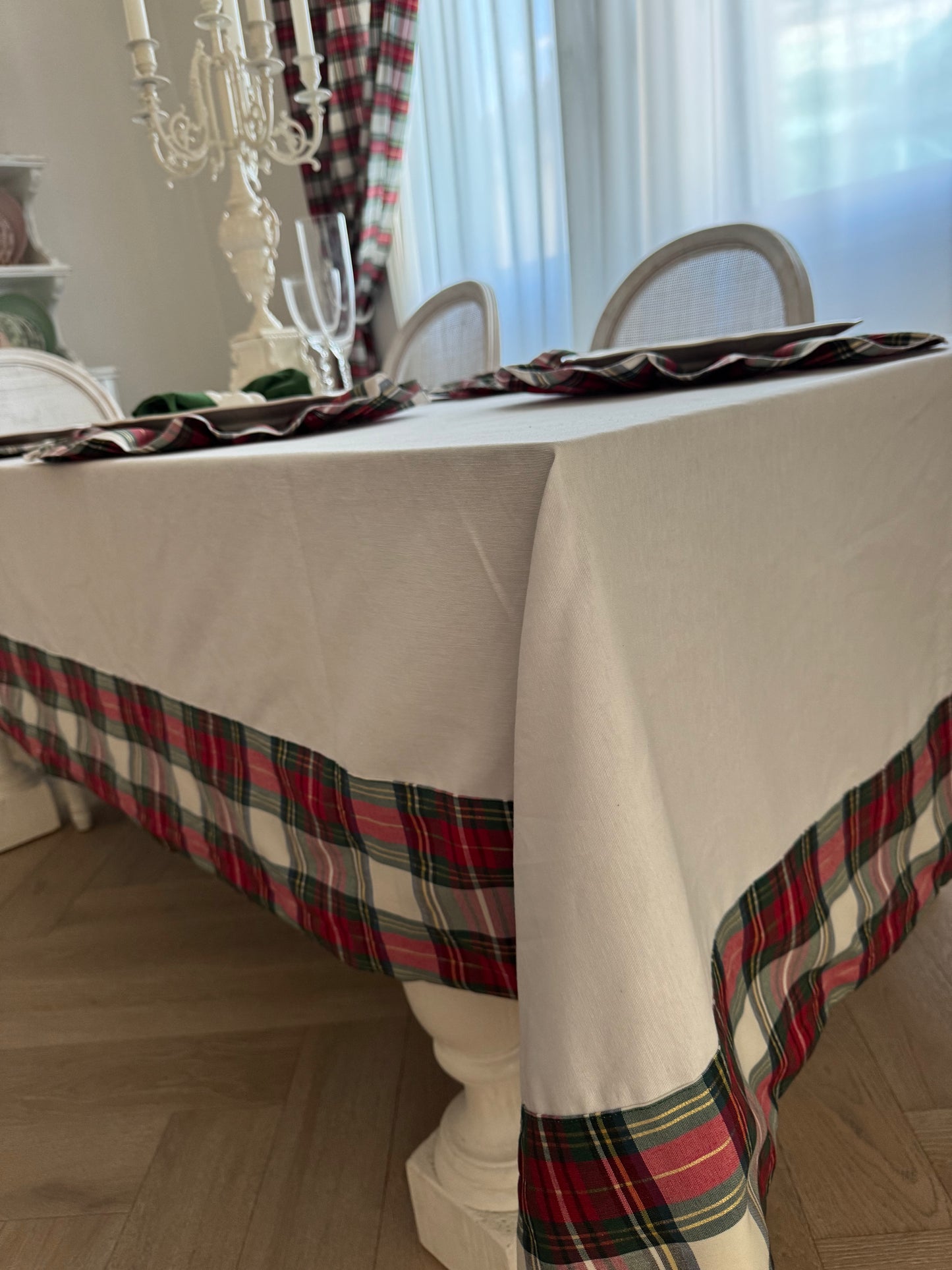 Tovaglia Natalizia Bianca – 100% Cotone Made in Italy con Fascia in Tessuto Scozzese (12 posti – 280×180 cm)