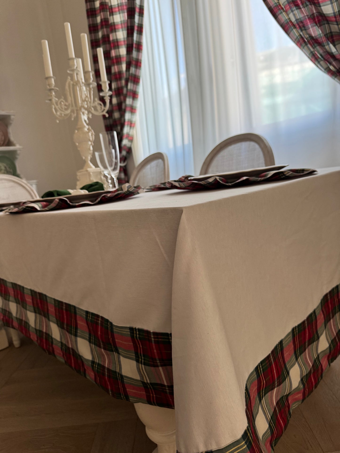 Tovaglia Natalizia Bianca – 100% Cotone Made in Italy con Fascia in Tessuto Scozzese (12 posti – 280×180 cm)