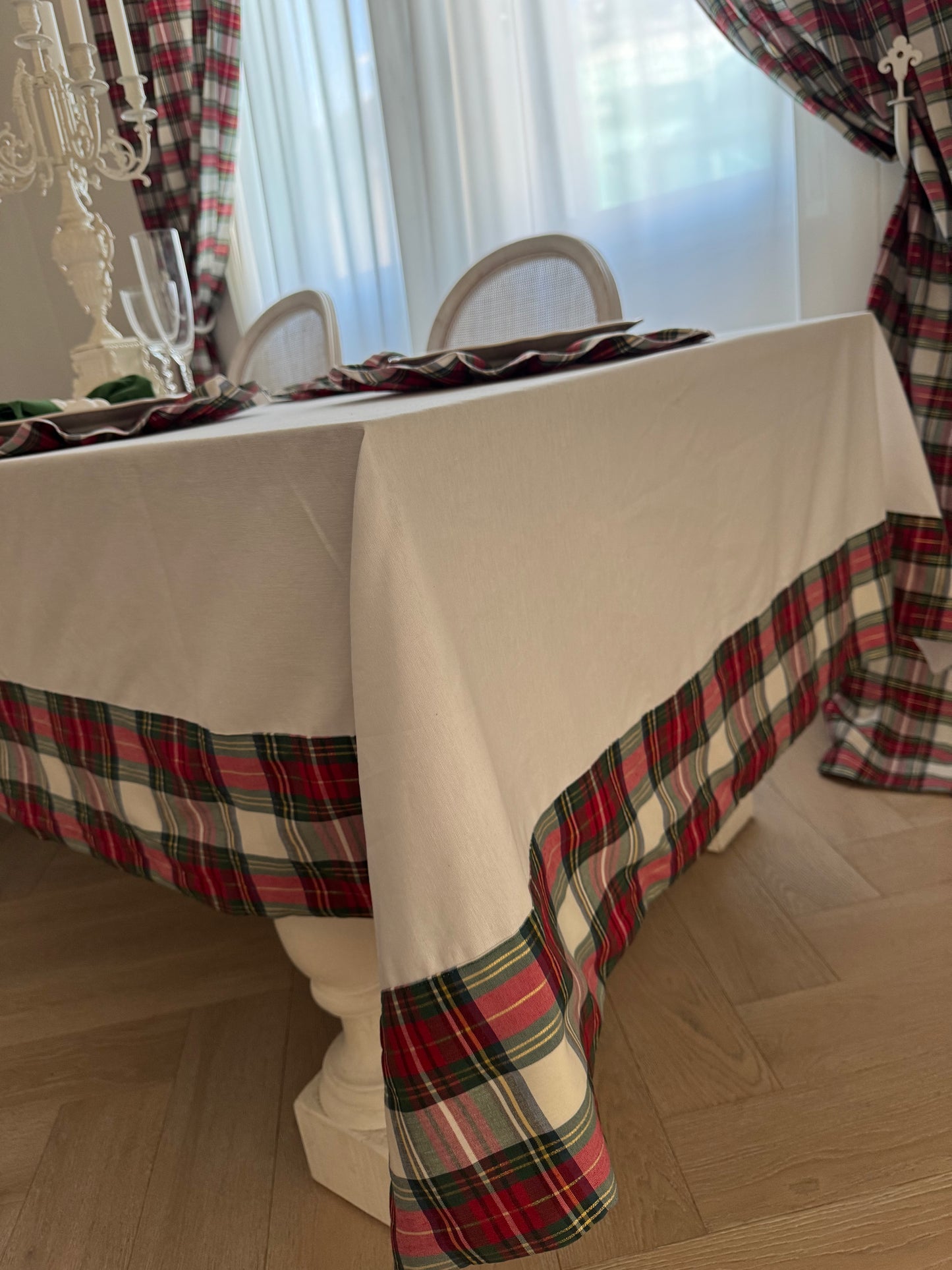 Tovaglia Natalizia Bianca – 100% Cotone Made in Italy con Fascia in Tessuto Scozzese (12 posti – 280×180 cm)