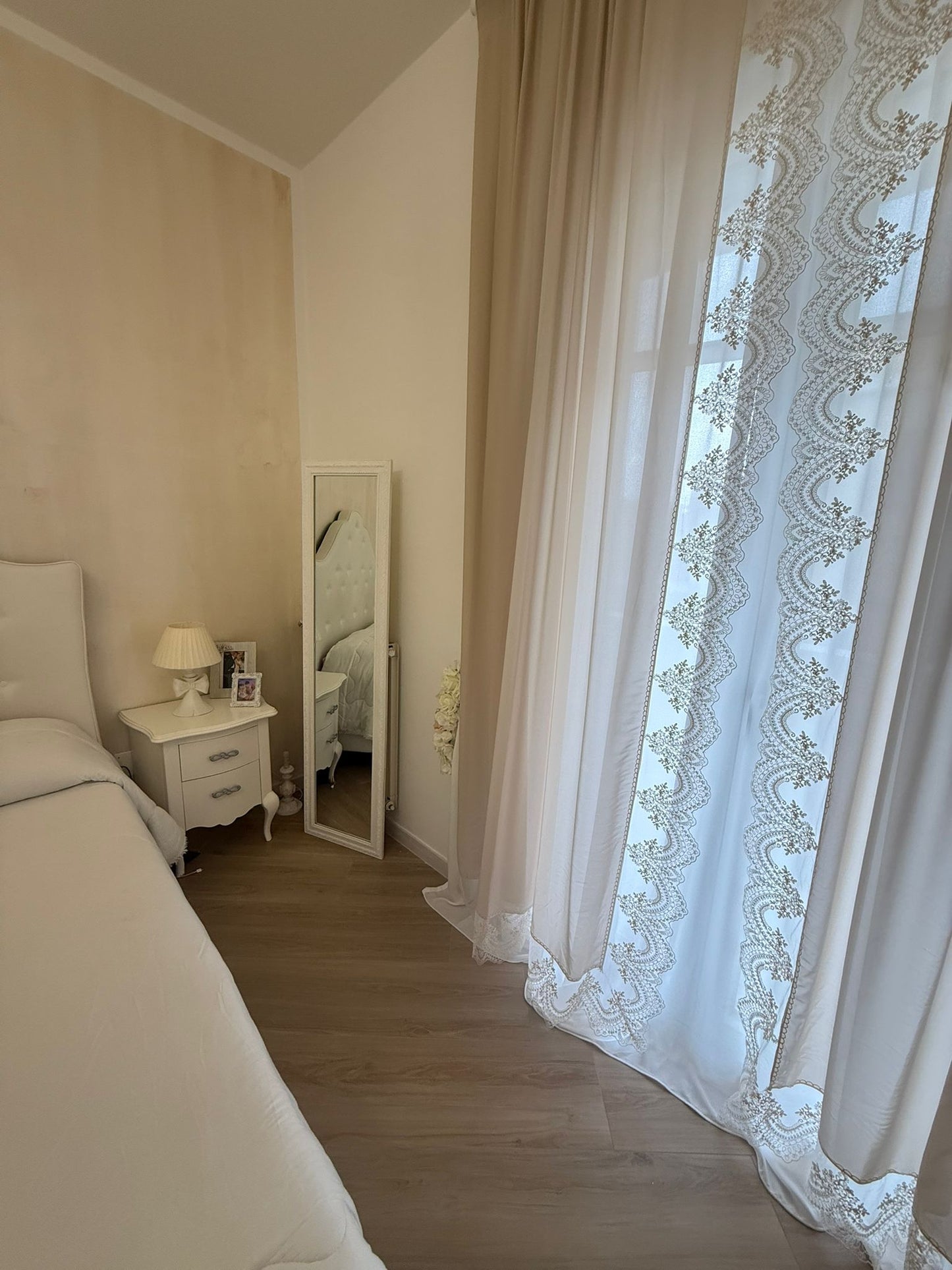 Tenda in Georgette con pizzo Taupe’