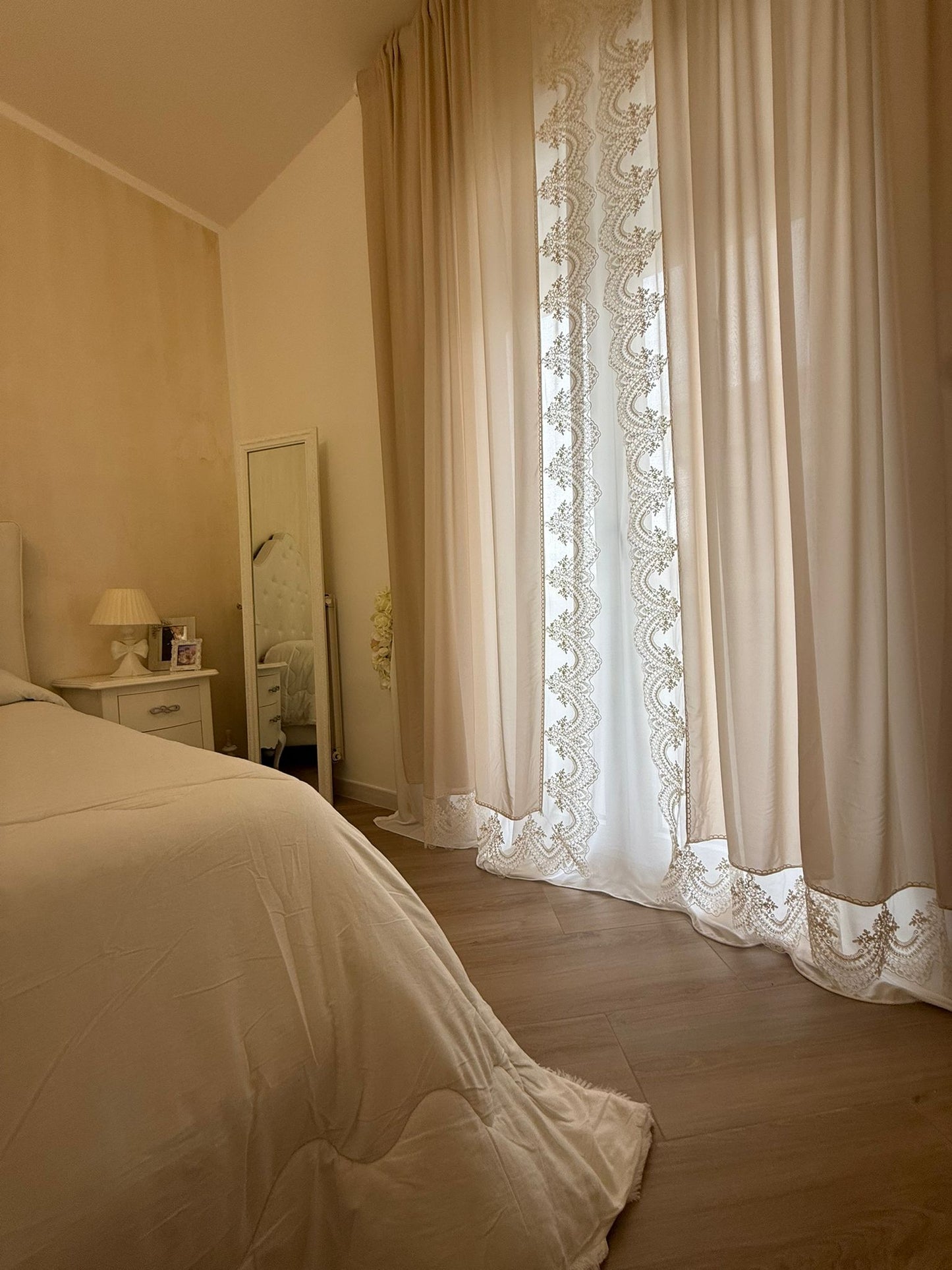 Tenda in Georgette con pizzo Taupe’
