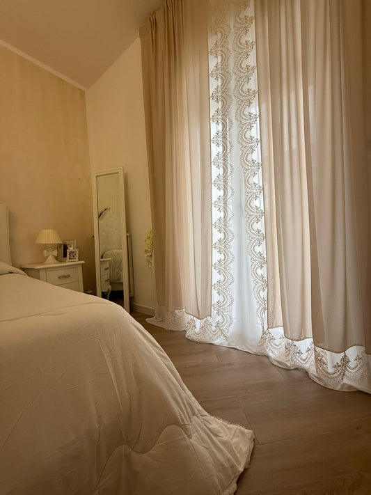 Tenda in Georgette con pizzo Taupe’